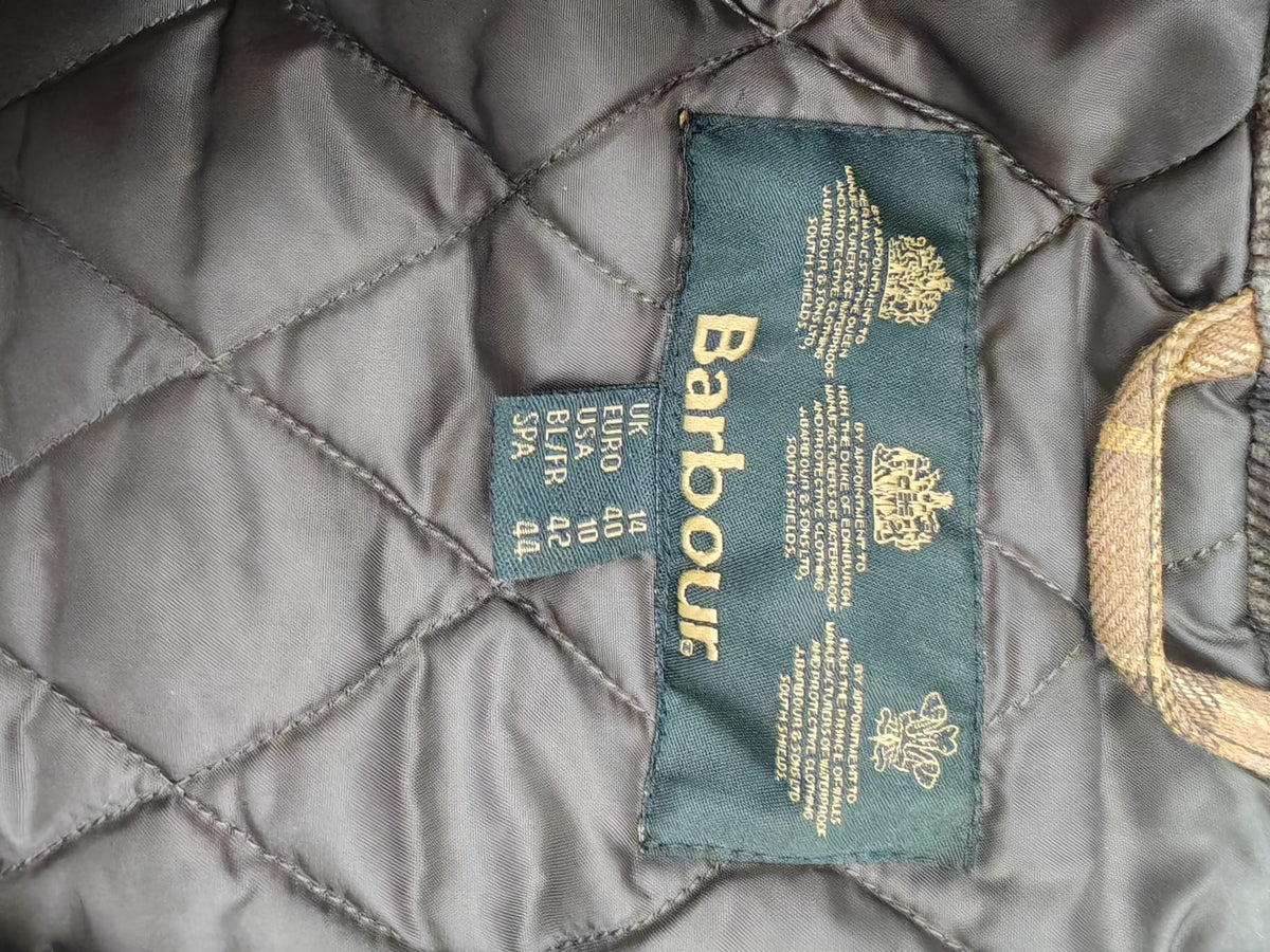 Giacca Barbour Donna Waxed Jacket con Cintura e Dettagli Trapuntati - Melanzana / Bordeaux (Taglia IT 40 / UK 8)